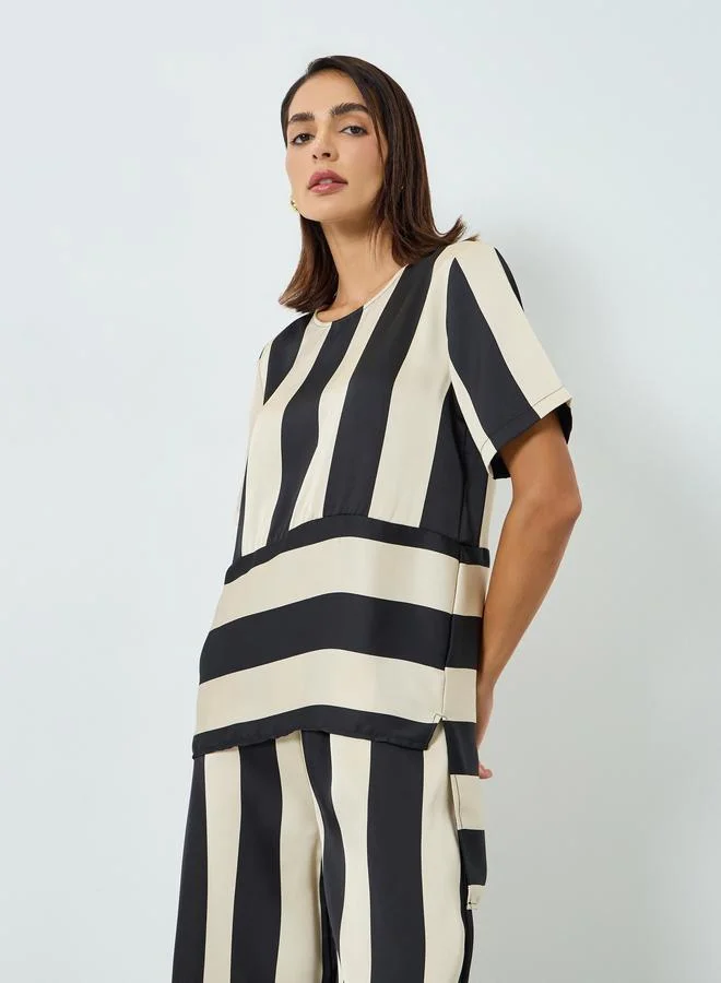 تايك تو طقم بلوزة مخططة بياقة مستديرة وبنطال للنساء